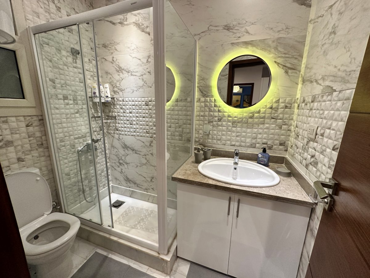 Bathroom with an enclosed shower, basin and toilet