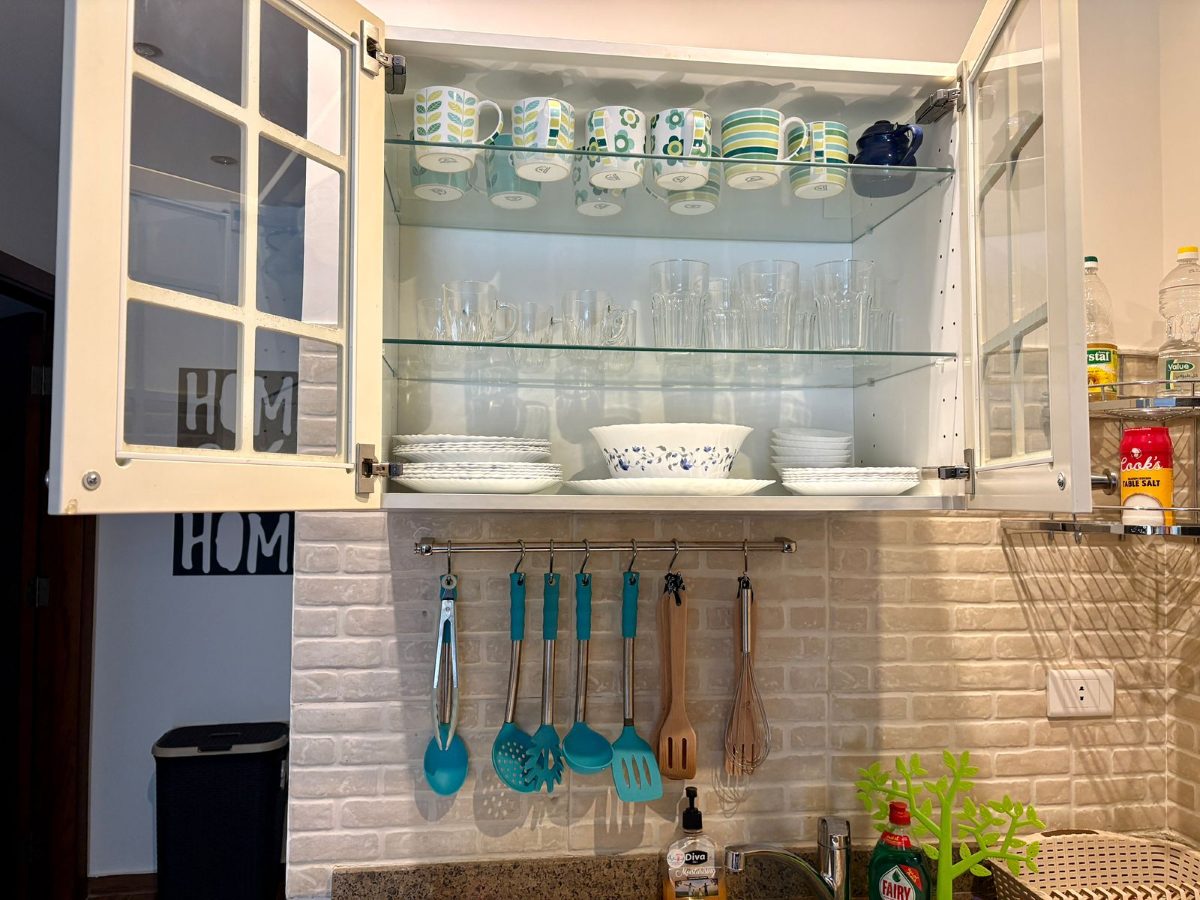 Glasses, plates and cooking utensils in the kitchen