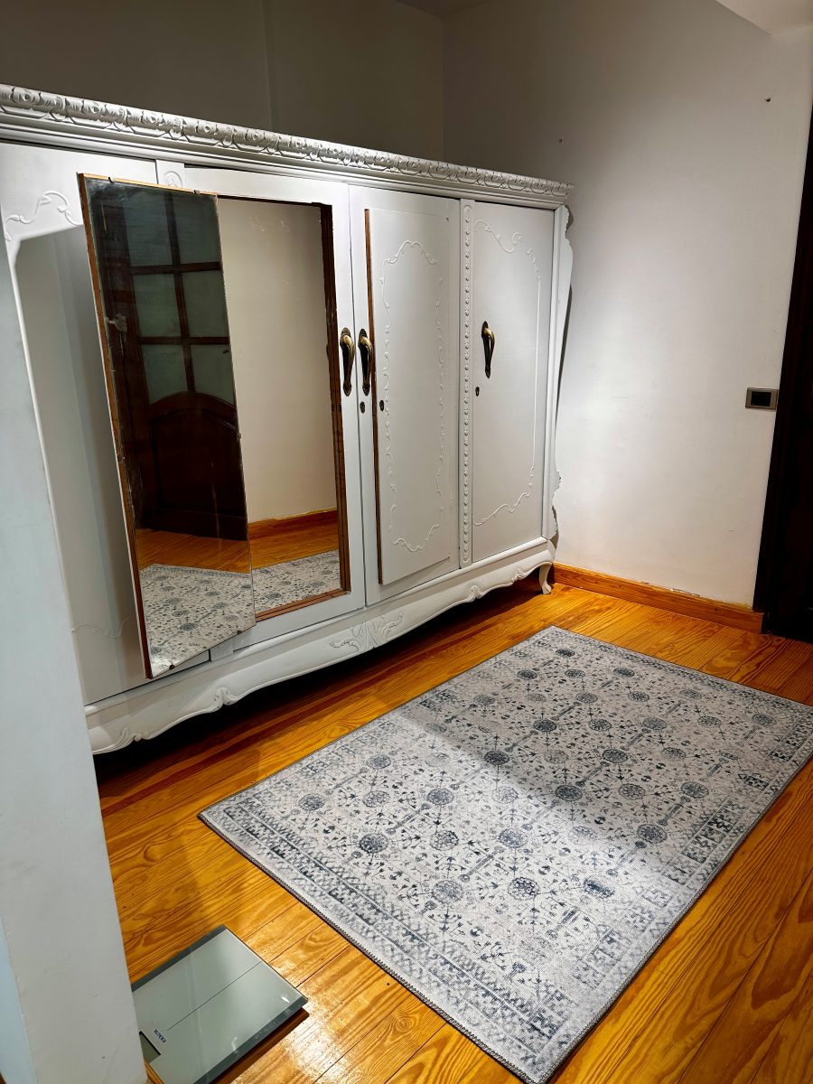 Fitted wardrobes in the main bedroom